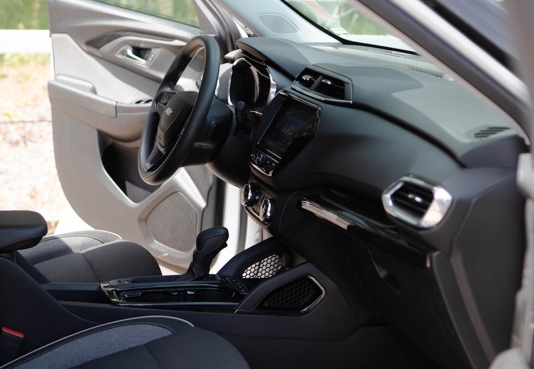 There are a few 2025 Honda Odyssey cons including a mediocre fuel economy and the fact that there are no luxury features.